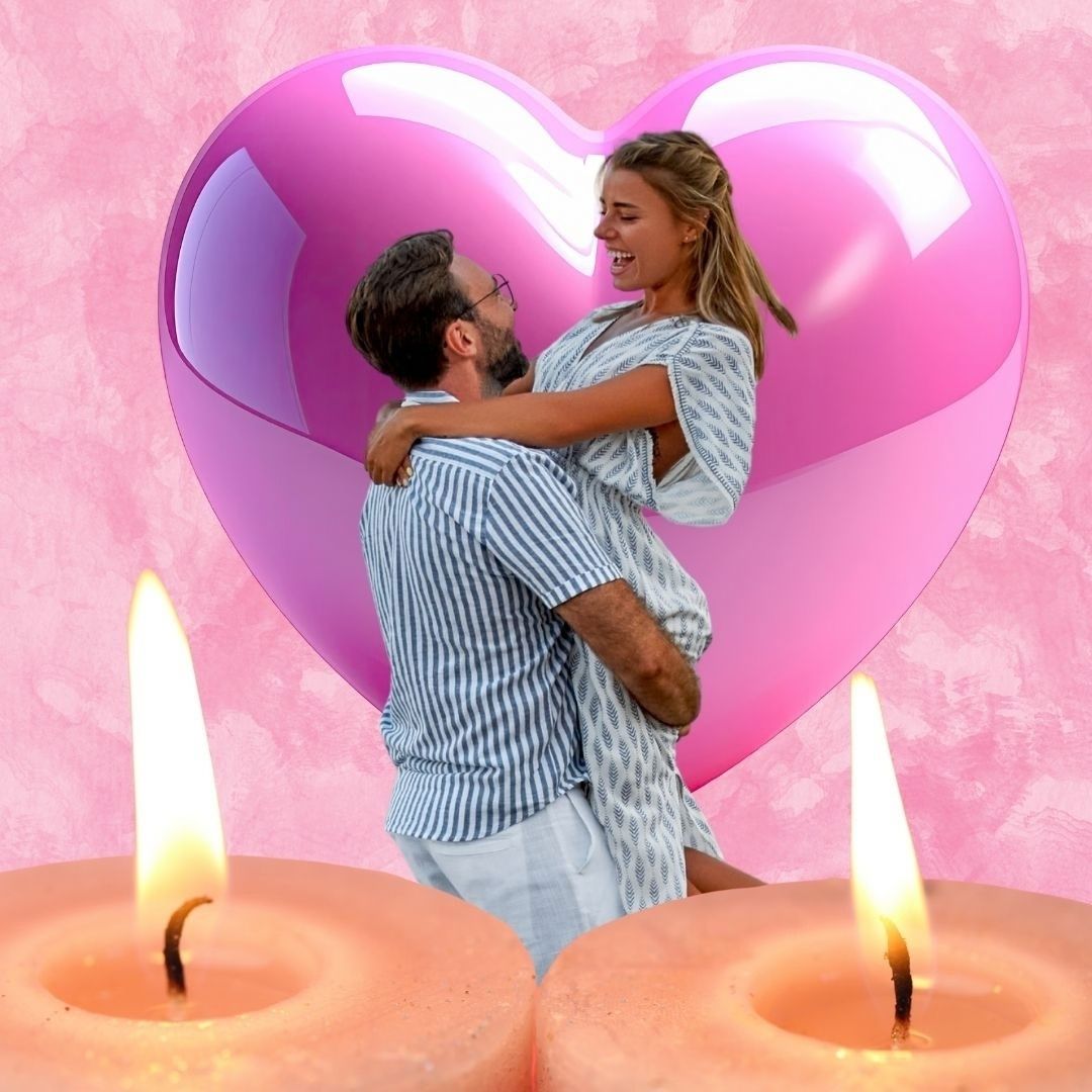 tarot del amor y astrología con pareja feliz, cartas azules y velas rituales.
